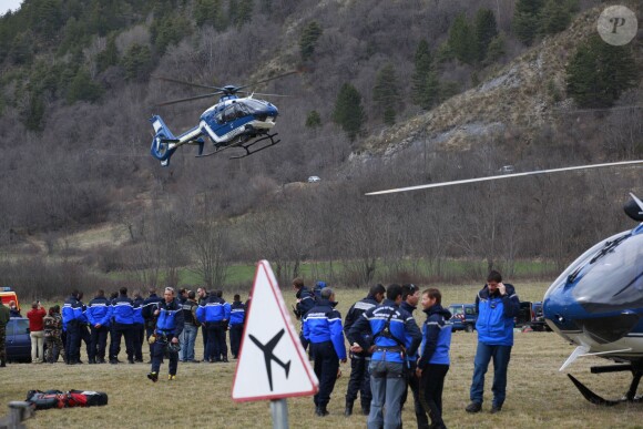 Image de l'intervention des secours et des autorités sur les lieux du crash de l'Airbus A320 de Germanwings, le 24 mars 2015, près de Barcelonnette