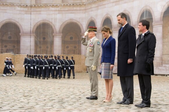 Le roi Felipe VI et la reine Letizia d'Espagne à Paris le 24 mars 2015, lors de la cérémonie de bienvenue en présence du Premier ministre Manuel Valls à l'Hôtel des Invalides. Le couple royal venait d'apprendre le crash d'un Airbus A320 de Germanwings (Lufthansa) qui effectuait la liaison Barcelone-Düsseldorf dans les Alpes-de-Haute-Provence, non loin de Barcelonnette, et a décidé, conjointement avec le président François Hollande, d'annuler la visite d'Etat.