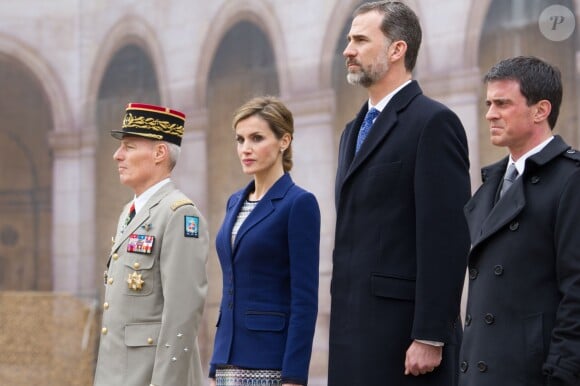 Le roi Felipe VI et la reine Letizia d'Espagne à Paris le 24 mars 2015, lors de la cérémonie de bienvenue en présence du Premier ministre Manuel Valls à l'Hôtel des Invalides. Le couple royal venait d'apprendre le crash d'un Airbus A320 de Germanwings (Lufthansa) qui effectuait la liaison Barcelone-Düsseldorf dans les Alpes-de-Haute-Provence, non loin de Barcelonnette, et a décidé, conjointement avec le président François Hollande, d'annuler la visite d'Etat.