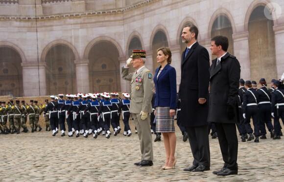 Le roi Felipe VI et la reine Letizia d'Espagne à Paris le 24 mars 2015, lors de la cérémonie de bienvenue en présence du Premier ministre Manuel Valls à l'Hôtel des Invalides. Le couple royal venait d'apprendre le crash d'un Airbus A320 de Germanwings (Lufthansa) qui effectuait la liaison Barcelone-Düsseldorf dans les Alpes-de-Haute-Provence, non loin de Barcelonnette, et a décidé, conjointement avec le président François Hollande, d'annuler la visite d'Etat.