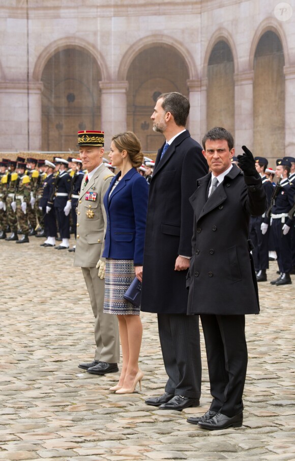 Le roi Felipe VI et la reine Letizia d'Espagne à Paris le 24 mars 2015, lors de la cérémonie de bienvenue en présence du Premier ministre Manuel Valls à l'Hôtel des Invalides. Le couple royal venait d'apprendre le crash d'un Airbus A320 de Germanwings (Lufthansa) qui effectuait la liaison Barcelone-Düsseldorf dans les Alpes-de-Haute-Provence, non loin de Barcelonnette, et a décidé, conjointement avec le président François Hollande, d'annuler la visite d'Etat.