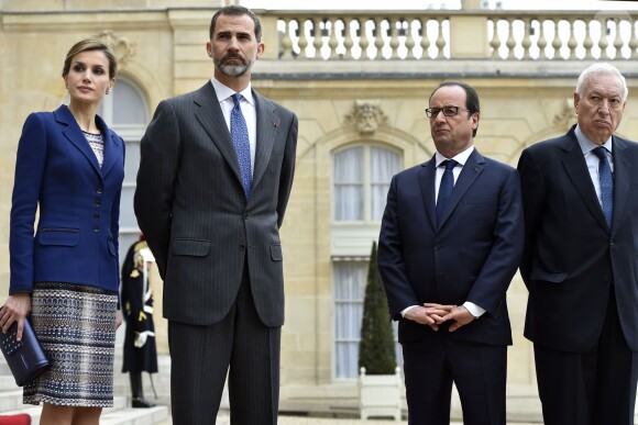 La reine Letizia et le roi Felipe VI d'Espagne à l'Elysée, à Paris le 24 mars 2015, accueillis par le président François Hollande. Le souverain espagnol était très affecté... Le couple royal venait d'apprendre le crash d'un Airbus A320 de Germanwings (Lufthansa) qui effectuait la liaison Barcelone-Düsseldorf dans les Alpes-de-Haute-Provence, non loin de Barcelonnette, et a décidé, conjointement avec le président François Hollande, d'annuler la visite d'Etat.