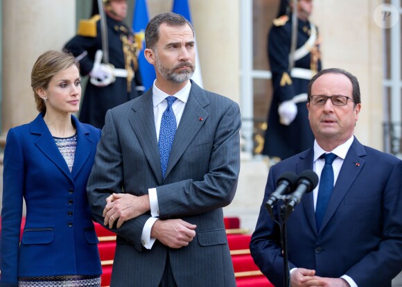 La reine Letizia et le roi Felipe VI d'Espagne à l'Elysée, à Paris le 24 mars 2015, accueillis par le président François Hollande. Le souverain espagnol était très affecté... Le couple royal venait d'apprendre le crash d'un Airbus A320 de Germanwings (Lufthansa) qui effectuait la liaison Barcelone-Düsseldorf dans les Alpes-de-Haute-Provence, non loin de Barcelonnette, et a décidé, conjointement avec le président François Hollande, d'annuler la visite d'Etat.