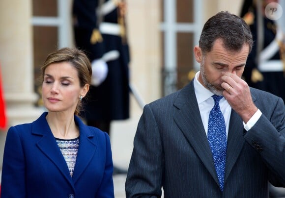 La reine Letizia et le roi Felipe VI d'Espagne à l'Elysée, à Paris le 24 mars 2015, accueillis par le président François Hollande. Le souverain espagnol était très affecté... Le couple royal venait d'apprendre le crash d'un Airbus A320 de Germanwings (Lufthansa) qui effectuait la liaison Barcelone-Düsseldorf dans les Alpes-de-Haute-Provence, non loin de Barcelonnette, et a décidé, conjointement avec le président François Hollande, d'annuler la visite d'Etat.