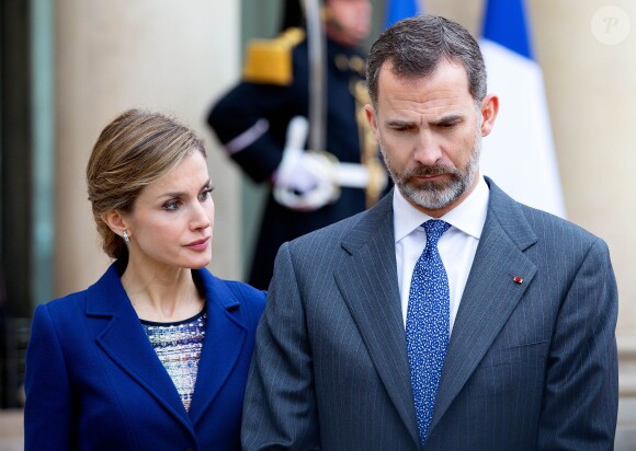 La reine Letizia et le roi Felipe VI d'Espagne à l'Elysée, à Paris le 24 mars 2015, accueillis par le président François Hollande. Le souverain espagnol était très affecté... Le couple royal venait d'apprendre le crash d'un Airbus A320 de Germanwings (Lufthansa) qui effectuait la liaison Barcelone-Düsseldorf dans les Alpes-de-Haute-Provence, non loin de Barcelonnette, et a décidé, conjointement avec le président François Hollande, d'annuler la visite d'Etat.