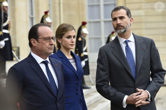 La reine Letizia et le roi Felipe VI d'Espagne à l'Elysée, à Paris le 24 mars 2015, accueillis par le président François Hollande. Le souverain espagnol était très affecté... Le couple royal venait d'apprendre le crash d'un Airbus A320 de Germanwings (Lufthansa) qui effectuait la liaison Barcelone-Düsseldorf dans les Alpes-de-Haute-Provence, non loin de Barcelonnette, et a décidé, conjointement avec le président François Hollande, d'annuler la visite d'Etat.