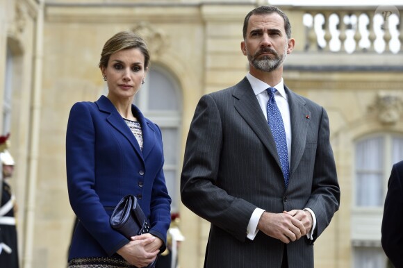 La reine Letizia et le roi Felipe VI d'Espagne à l'Elysée, à Paris le 24 mars 2015, accueillis par le président François Hollande. Le souverain espagnol était très affecté... Le couple royal venait d'apprendre le crash d'un Airbus A320 de Germanwings (Lufthansa) qui effectuait la liaison Barcelone-Düsseldorf dans les Alpes-de-Haute-Provence, non loin de Barcelonnette, et a décidé, conjointement avec le président François Hollande, d'annuler la visite d'Etat.