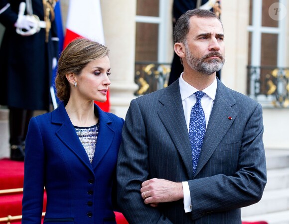 La reine Letizia et le roi Felipe VI d'Espagne à l'Elysée, à Paris le 24 mars 2015, accueillis par le président François Hollande. Le souverain espagnol était très affecté... Le couple royal venait d'apprendre le crash d'un Airbus A320 de Germanwings (Lufthansa) qui effectuait la liaison Barcelone-Düsseldorf dans les Alpes-de-Haute-Provence, non loin de Barcelonnette, et a décidé, conjointement avec le président François Hollande, d'annuler la visite d'Etat.
