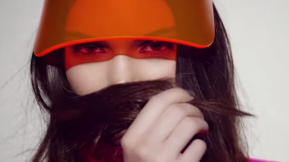 Kendall Jenner : Irrésistible face caméra pour un spot acidulé