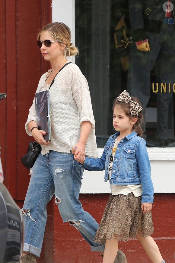 Sarah Michelle Gellar et sa fille Charlotte s'arrêtent chez Brentwood Country Mart, le 18 mars 2014  