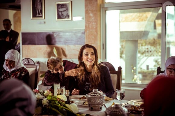 La reine Rania de Jordanie a organisé le 21 mars 2015 un déjeuner à l'occasion de la Fête des mères, invitant des pensionnaires de maisons de retraite.