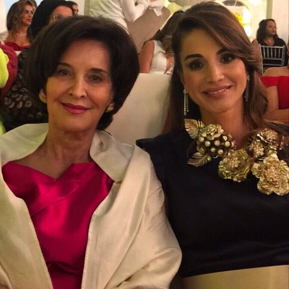La reine Rania de Jordanie avec sa mère Ilham Yassin, photo postée sur Instagram le 21 mars 2015 à l'occasion de la Fête des mères en Jordanie.