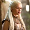Emilia Clarke   dans le costume de Daenerys Targaryen dans la série à succès de HBO Game of Thrones.  
