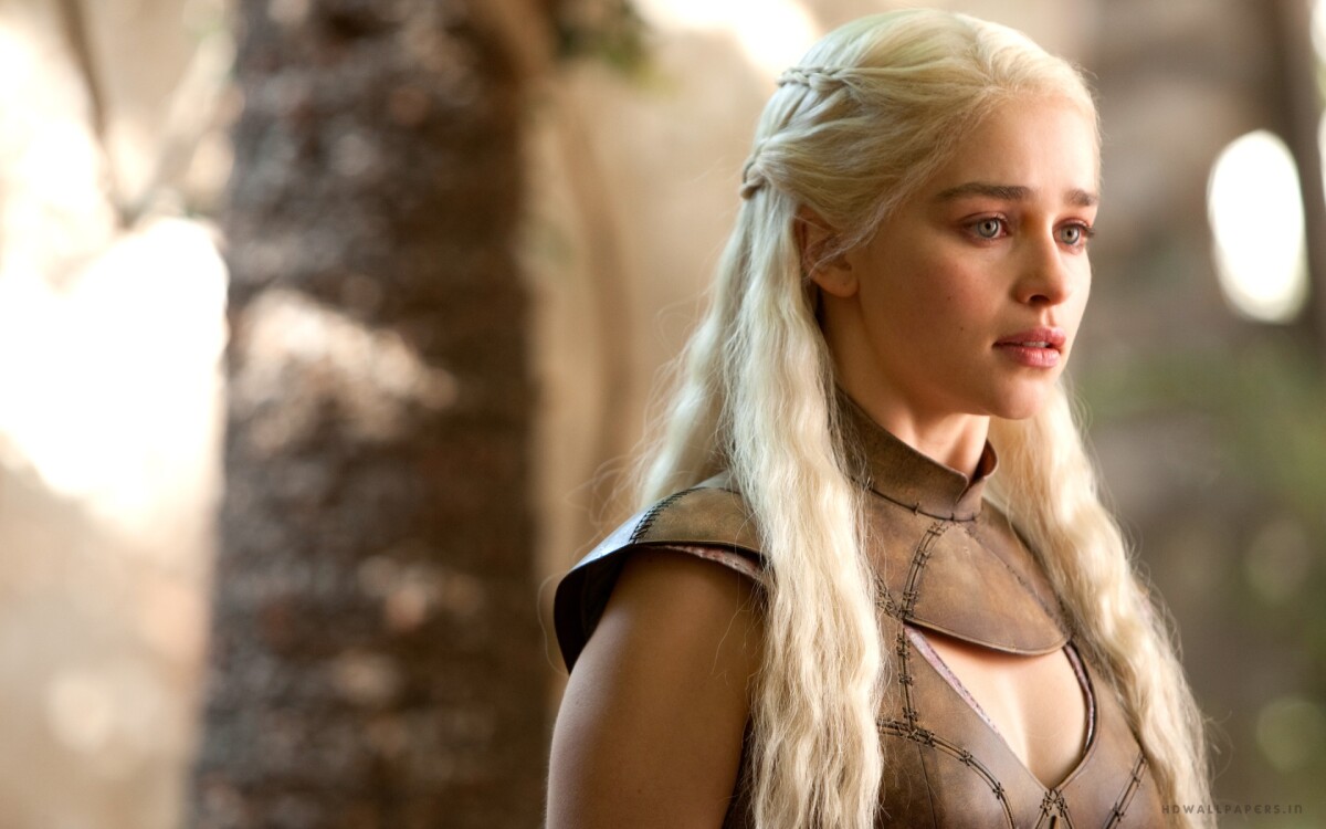 Photo : Emilia Clarke dans le costume de Daenerys Targaryen dans la série à  succès de HBO Game of Thrones. - Purepeople