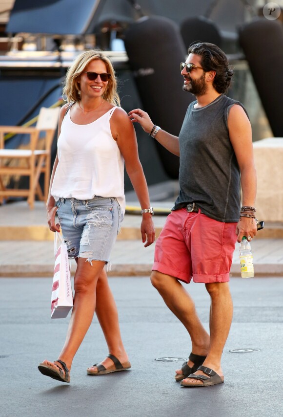 John Mamann et sa compagne Dorothée se promènent à Saint-Tropez, le 27 juillet 2014.