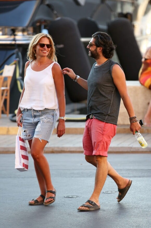 John Mamann et sa compagne Dorothée se promènent à Saint-Tropez, le 27 juillet 2014.