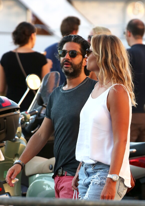 John Mamann et sa compagne Dorothée se promènent à Saint-Tropez, le 27 juillet 2014.