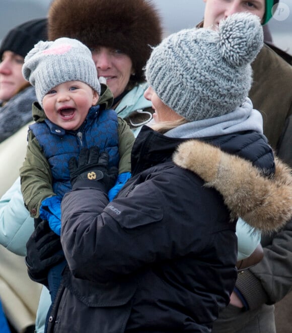 Zara Phillips et sa fille Mia, un an, lors d'un meeting hippique dans le Gloucestershire le 25 janvier 2015.