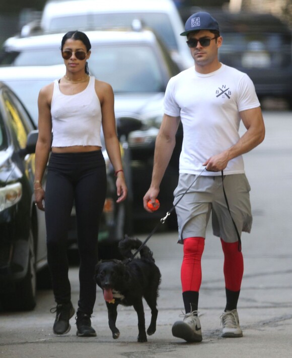 Exclusif - Zac Efron et sa petite amie Sami Miro se promènent avec leur chien au parc Griffith à Los Angeles. Sami est redevenue brune! Le 8 mars 2015