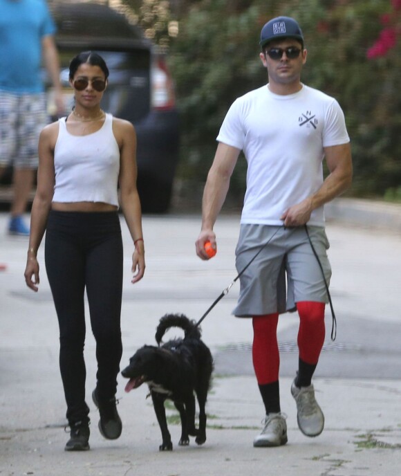 Exclusif - Zac Efron et sa petite amie Sami Miro se promènent avec leur chien au parc Griffith à Los Angeles. Sami est redevenue brune! Le 8 mars 2015 