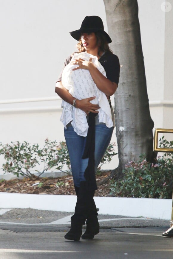 Kelly Rowland et son fils Titan à Calabasas, Los Angeles, le 22 décembre 2014.