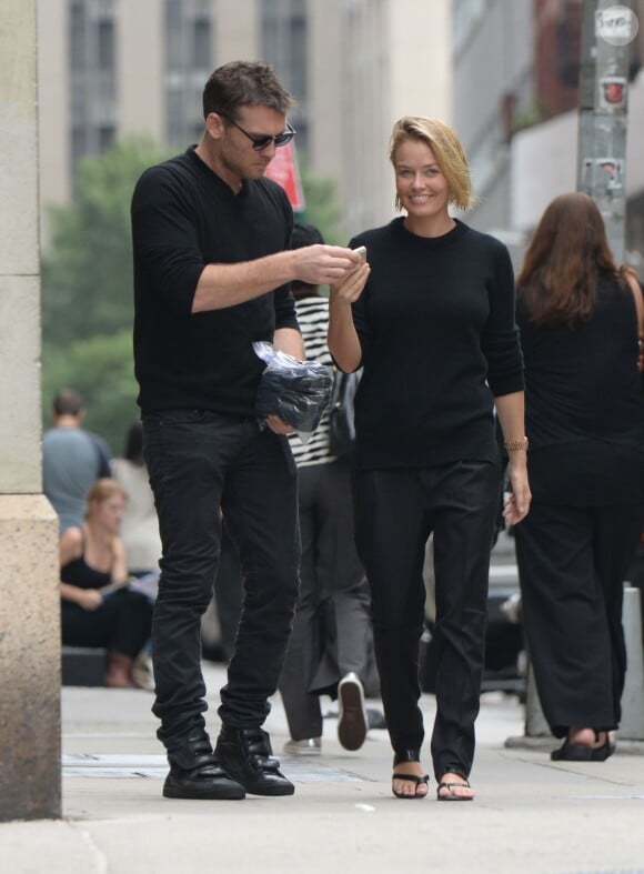 Sam Worthington et sa compagne Lara Bingle se promènent en amoureux dans les rues de New York. Le 11 septembre 2014 Lara Bingle and Sam Worthington are seen out together in New York, 11 September 201411/09/2014 - New York