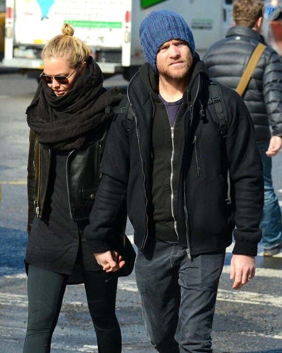 Exclusif - Sam Worthington et sa petite-amie Lara Bingle lors d'une balade romantique à New York, le 20 février 2014.  Exclusive - For Germany call for price - Couple Sam Worthington and Lara Bingle go for a romantic stroll in New York, New York on February 20, 2014.20/02/2014 - New York