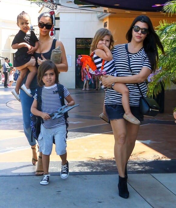 Kim Kardashian, sa soeur Kourtney Kardashian et leurs enfants respectifs North, Penelope et Mason quittent le cinéma Edward Calabasas Stadium 6 aux Commons, à Calabasas. Los Angeles, le 28 mars 2015.