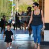 Kim Kardashian et sa fille North quittent le cinéma aux Commons, à Calabasas. Los Angeles, le 28 mars 2015.