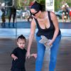 Kim Kardashian et sa fille North quittent le cinéma aux Commons, à Calabasas. Los Angeles, le 28 mars 2015.