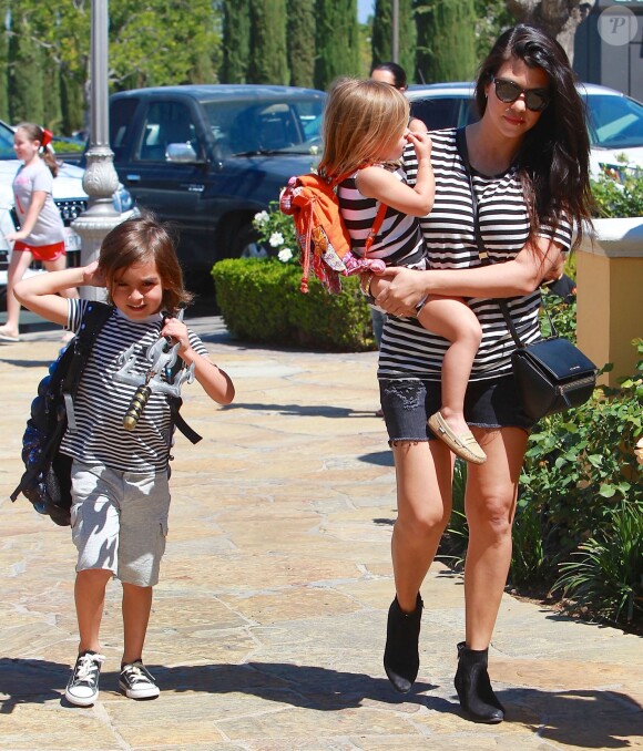 Kourtney Kardashian et ses enfants Mason et Penelope vont au cinéma avec Kim Kardashian et sa fille North, à Calabasas. Los Angeles, le 28 mars 2015.