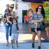 Kim Kardashian, sa soeur Kourtney Kardashian et leurs enfants respectifs North, Penelope et Mason quittent le cinéma Edward Calabasas Stadium 6 aux Commons, à Calabasas. Los Angeles, le 28 mars 2015.