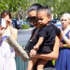 Kim Kardashian et North arrivent aux Commons, à Calabasas, pour aller au cinéma avec Kourtney Kardashian et ses enfants Mason et Penelope. Los Angeles, le 28 mars 2015.