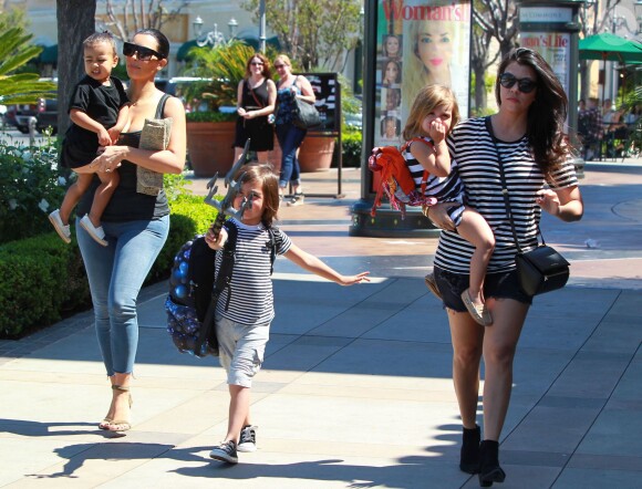 Kim Kardashian et sa soeur Kourtney Kardashian emmènent leurs enfants North, Mason et Penelope au cinéma voir le film "Home" à Calabasas, le 28 mars 2015  Please hide children face prior publication Reality star Kim Kardashian takes her daughter North to see the movie 'Home' in Calabasas, California on March 28, 2015. Kim was joined by her sister Kourtney and her kids Mason and Penelope. Kourtney, Mason and Penelope all wore matching striped shirts.28/03/2015 - Calabasas