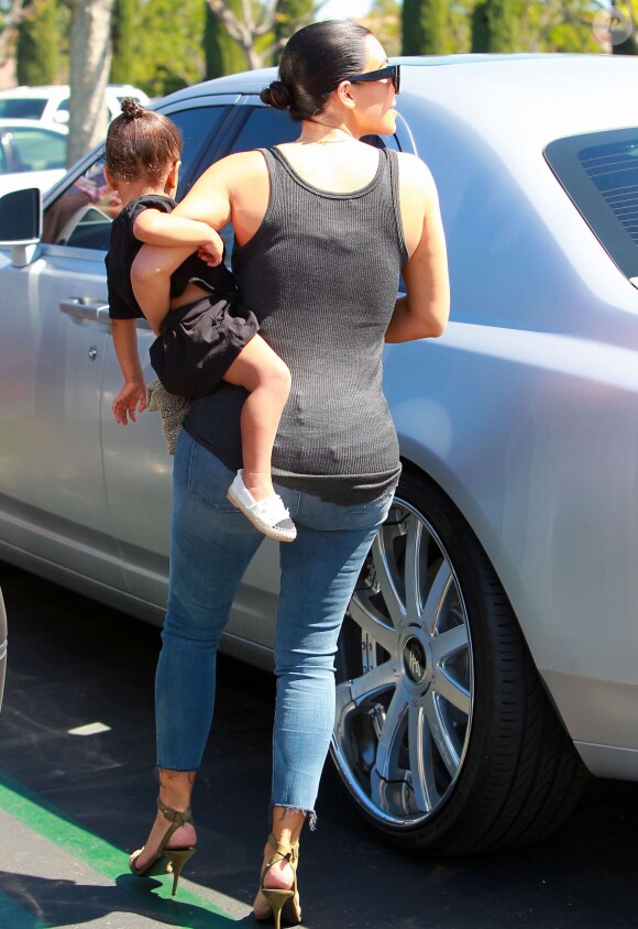Kim Kardashian et North quittent les Commons, à Calabasas, à l'issue d'une séance de cinéma avec Kourtney Kardashian et ses enfants Mason et Penelope. Los Angeles, le 28 mars 2015.