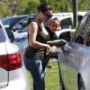 Kim Kardashian et North quittent les Commons, à Calabasas, à l'issue d'une séance de cinéma avec Kourtney Kardashian et ses enfants Mason et Penelope. Los Angeles, le 28 mars 2015.