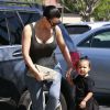 Kim Kardashian, sexy mama avec North, arrivent aux Commons, à Calabasas. Los Angeles, le 28 mars 2015.