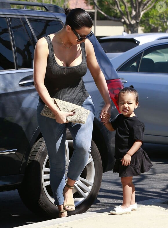 Kim Kardashian, sexy mama avec North, arrivent aux Commons, à Calabasas. Los Angeles, le 28 mars 2015.