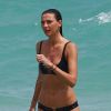 Exclusif - Le mannequin Alina Baikova profite d'un après-midi ensoleillé sur une plage de Miami. Le 27 mars 2015.