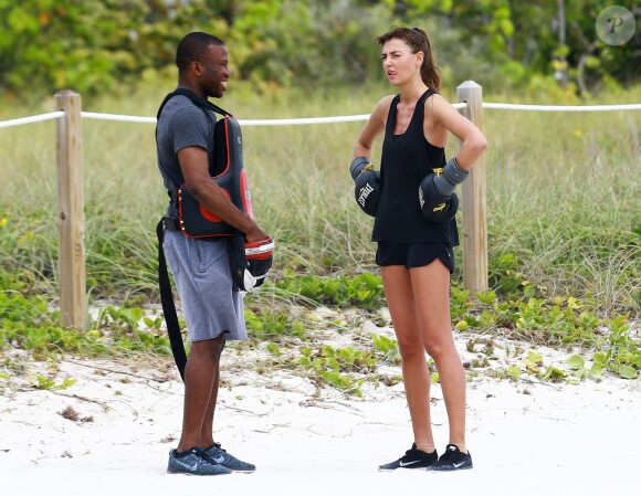 Exclusif - Alina Baikova et son coach Eromosele Albert s'entraînent au kickboxing sur une plage de Miami. Le 27 mars 2015.
