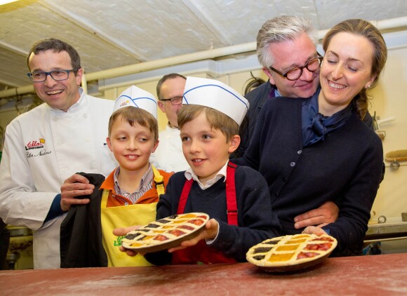 Les jumeaux du prince Laurent et de la princesse Claire, le prince Nicolas et le prince Aymeric, 9 ans, ont eu droit à un cours particulier à la pâtisserie Verboven, à Hasselt, le 28 mars 2015. Ils ont notamment appris à réaliser la spécialité locale - et celle de la maison -, la tarte limbourgeoise, ainsi qu'une tarte aux couleurs du drapeau belge.