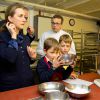 Les jumeaux du prince Laurent et de la princesse Claire, le prince Nicolas et le prince Aymeric, 9 ans, ont eu droit à un cours particulier à la pâtisserie Verboven, à Hasselt, le 28 mars 2015. Ils ont notamment appris à réaliser la spécialité locale - et celle de la maison : la tarte limbourgeoise.