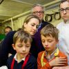 Les jumeaux du prince Laurent et de la princesse Claire, le prince Nicolas et le prince Aymeric, 9 ans, ont eu droit à un cours particulier à la pâtisserie Verboven, à Hasselt, le 28 mars 2015. Ils ont notamment appris à réaliser la spécialité locale - et celle de la maison : la tarte limbourgeoise.