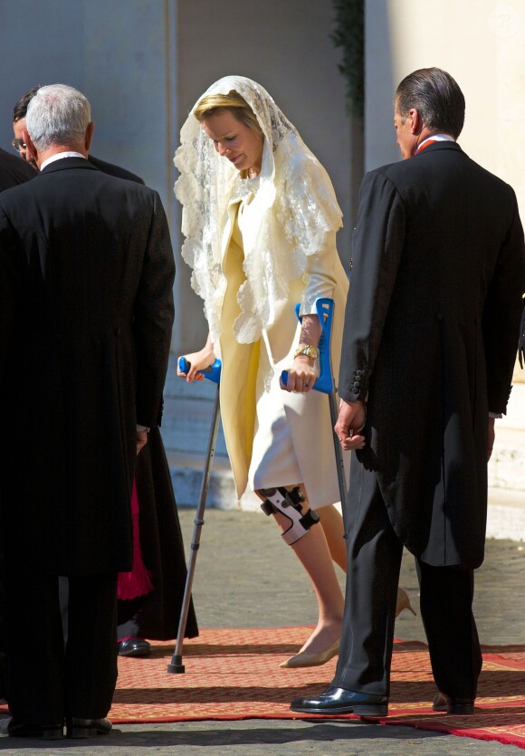 La reine Mathilde de Belgique accompagnait, malgré son genou blessé, son mari le roi Philippe en visite officielle au Vatican, le 9 mars 2015.