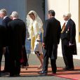 La reine Mathilde de Belgique accompagnait, malgré son genou blessé, son mari le roi Philippe en visite officielle au Vatican, le 9 mars 2015. 