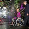 La reine Mathilde de Belgique, toujours handicapée après son accident à la neige, découvrait le 25 mars 2015 l'exposition Inspirations du couturier Dries van Noten, dont elle portait une robe pour l'occasion.