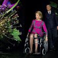  La reine Mathilde de Belgique, toujours handicapée après son accident à la neige, découvrait le 25 mars 2015 l'exposition Inspirations du couturier Dries van Noten, dont elle portait une robe pour l'occasion. 