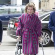  La reine Mathilde de Belgique, toujours handicapée après son accident à la neige, découvrait le 25 mars 2015 l'exposition Inspirations du couturier Dries van Noten, dont elle portait une robe pour l'occasion. 