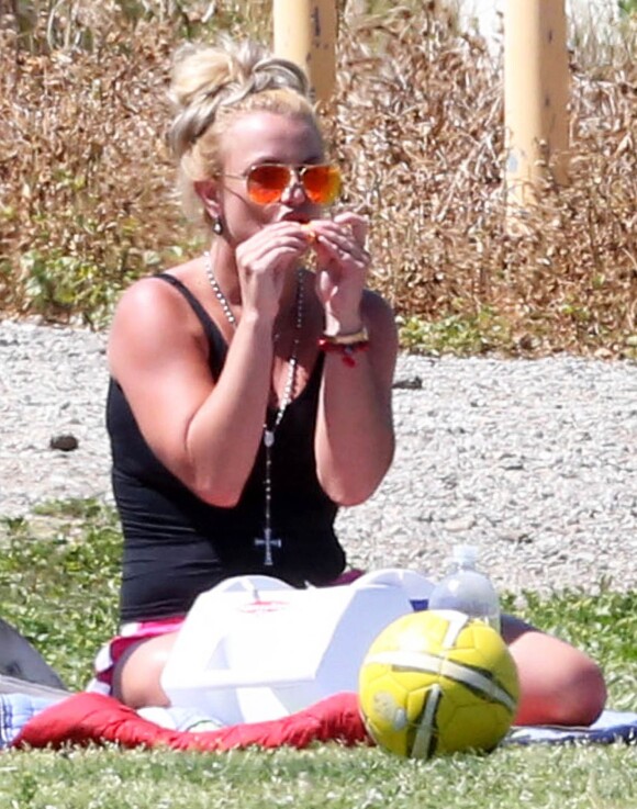 Britney Spears regarde son fils Jayden jouer au football à Woodland Hills en compagnie de son aîné Sean, le 29 mars 2015.