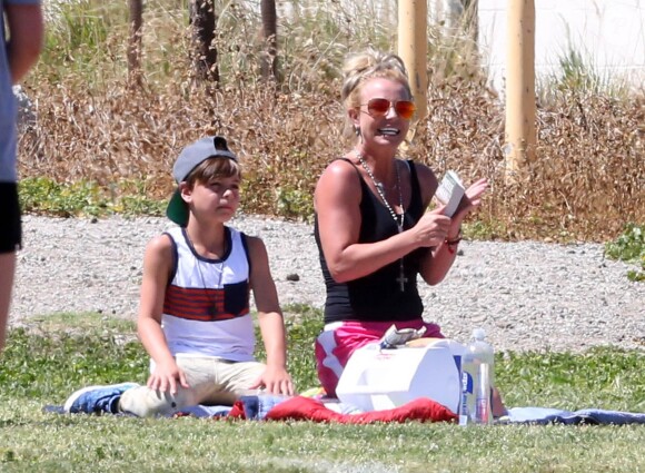 La chanteuse Britney Spears regarde son fils Jayden jouer au football à Woodland Hills en compagnie de son aîné Sean, le 29 mars 2015.